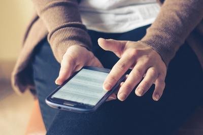 SugarCRM Hint - woman with phone SugarCRM Hint - woman with phone